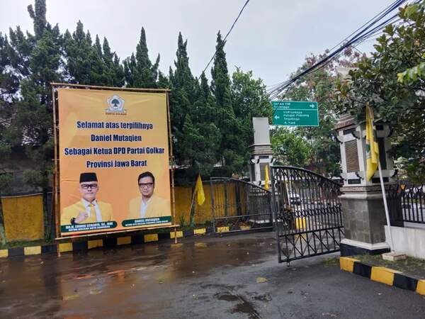 Spanduk “Selamat Terpilih” Daniel Mutaqien Muncul Sebelum Pemilihan, Musda Golkar Jabar Diwarnai Kontroversi