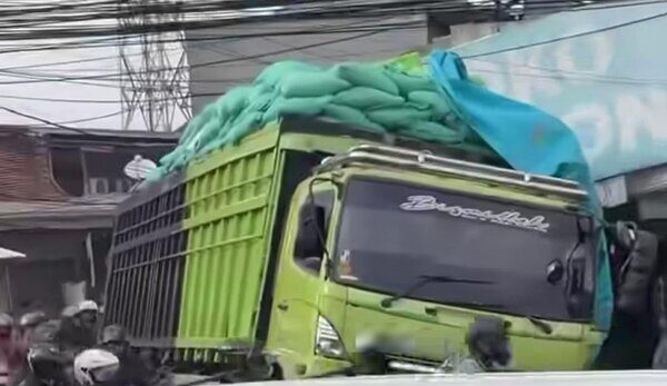 Sopir Diduga Nyabu di Tol, Truk Bermuatan Beras Terperosok Parit di Depan Gedung Juang