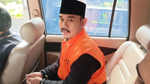 4 Mei, Bupati Bekasi Nonaktif dan Ayahnya Masuk Ruang Sidang